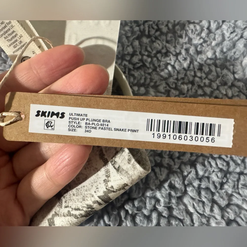 SKIMS Neutral Pastel Snake Print Plunge Bra - Light Beige - Picture 2 of 2